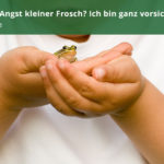 Kind mit Frosch in der Hand