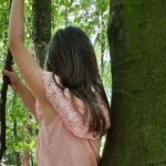 Kind im Baum, Wald, Ferien