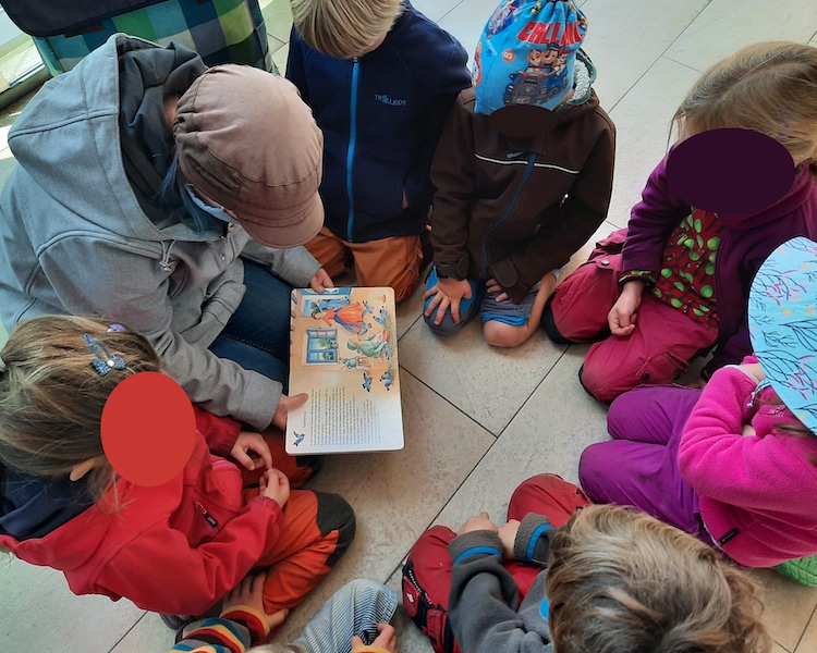 Kinder suchen Buch aus, Besuch Bücherhalle