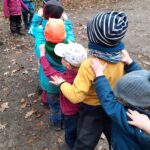 Kinder spielen Bummelbahn, Wald, Ausflug