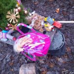 Spielzeugtag, Puppe, Spielzeug im Wald