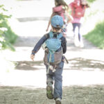 Kinder laufen im Wald, Waldweg, Waldtag